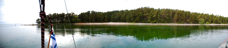 Panoraama Sandskärin lahdesta. Vettä yli 6 metriä ja pohja näkyy.