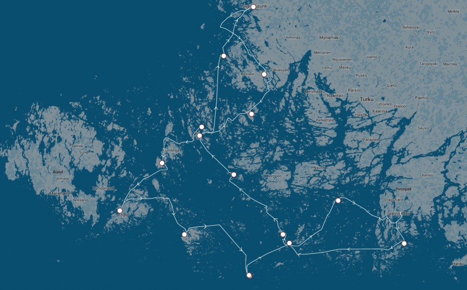 Kesän 2014 lomapurjehdus suuntautui ei-minnekään. Saaristomerta risteiltiin tuulien ja miehistön mielihalujen sekä levätilanteen mukaan. Tarkempi reitti löytyy <a href="https://mapsengine.google.com/map/embed?mid=zkALWBShx3sw.kkRChrEp5DFk" target="_blank">Google Mapsissa</a>.