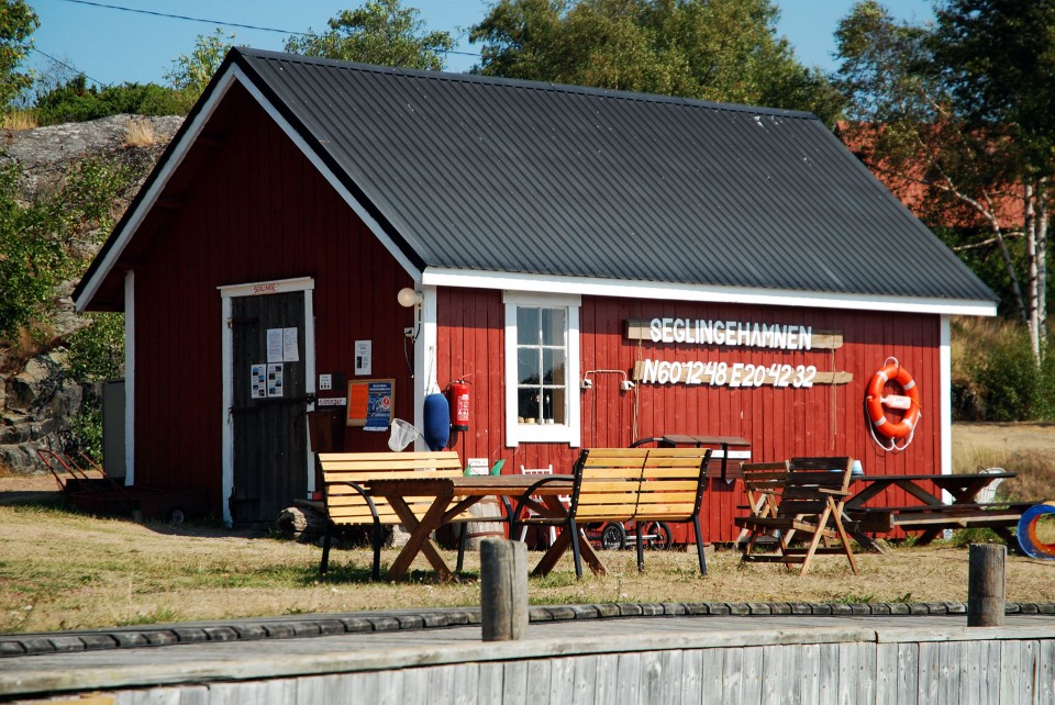 Klo 19:00 vajan nurkille alkoi kerääntymään ihmisiä Ahvenanmaan pannukakun toivossa.