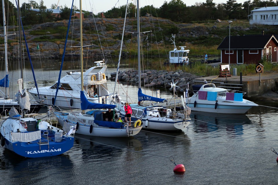 Havshotelin laiturissa, laiturinaapurina <a href="http://matkallamerenneidoksi.blogspot.fi/" target="_blank">Kaminami</a>.  (Kuva: Leena Karhumäki)