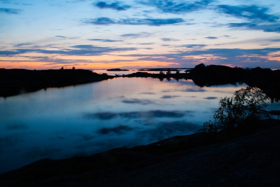 Björkön sisäjärvi 10.8. klo 22:08. (20 s, f/22, ISO 800, 18 mm)