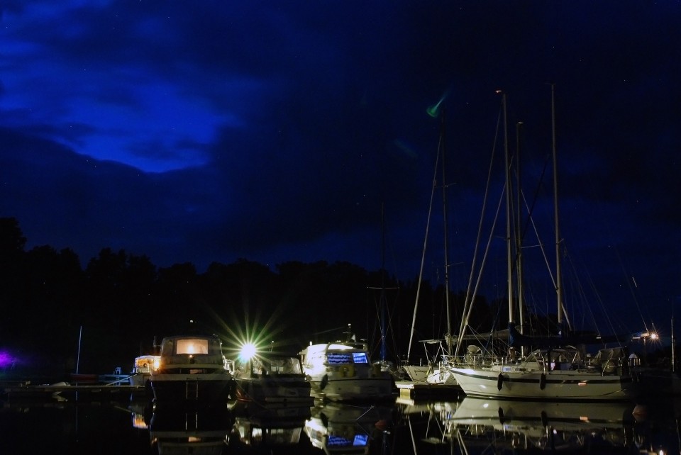 Tuulta niin vähän, että meren pinta peilaa vielä 30 sekunnin valotusajallakin. (30 s, f/10, ISO 1250, 28 mm)