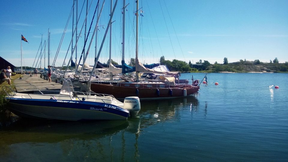 Ensimmäinen Arietta joka ollaan viiden vuoden aikana nähty merellä. S/Y Marietta, rakennettu mahongista vuonna -74. Valmistusvuosi on siis sama kuin meillä.